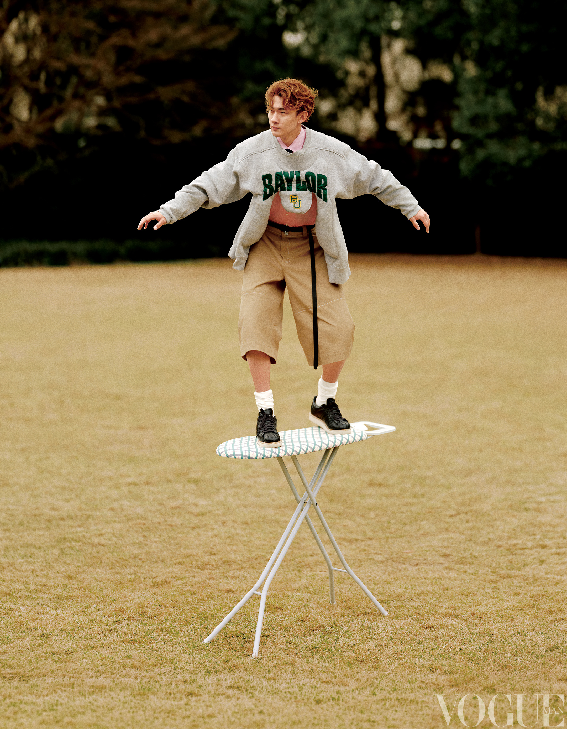 VOGUEMAN苏翊鸣四月刊封面苏翊鸣冠军风范不被冠军标签束缚，不被单一风格局限