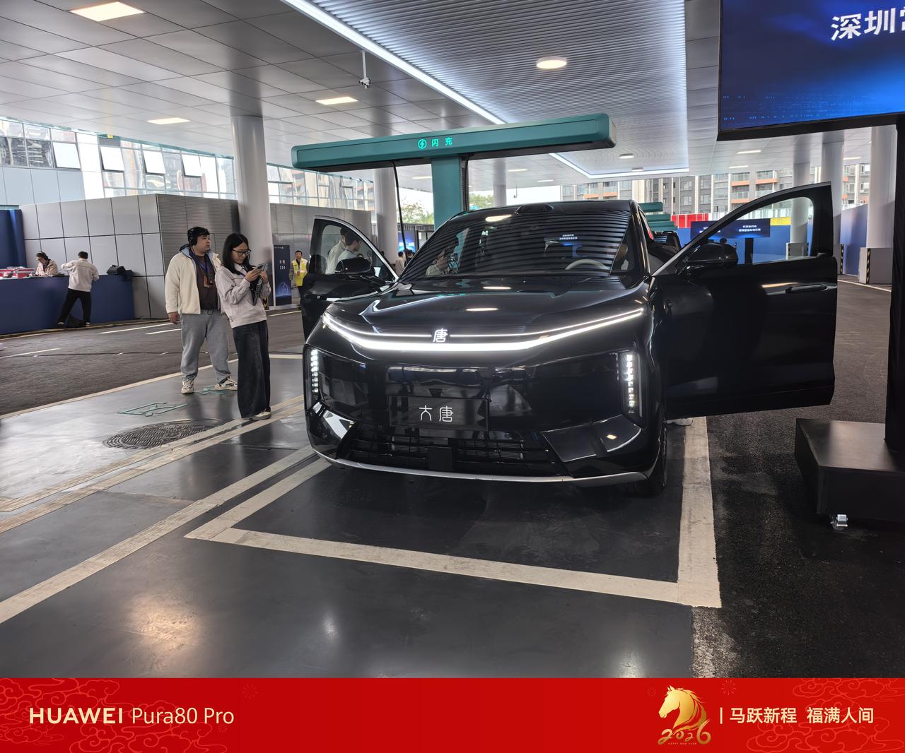 今天在深圳比亚迪闪充站看到了比亚迪全新的闪充站技术和实施方案，整个闪充站就像加油