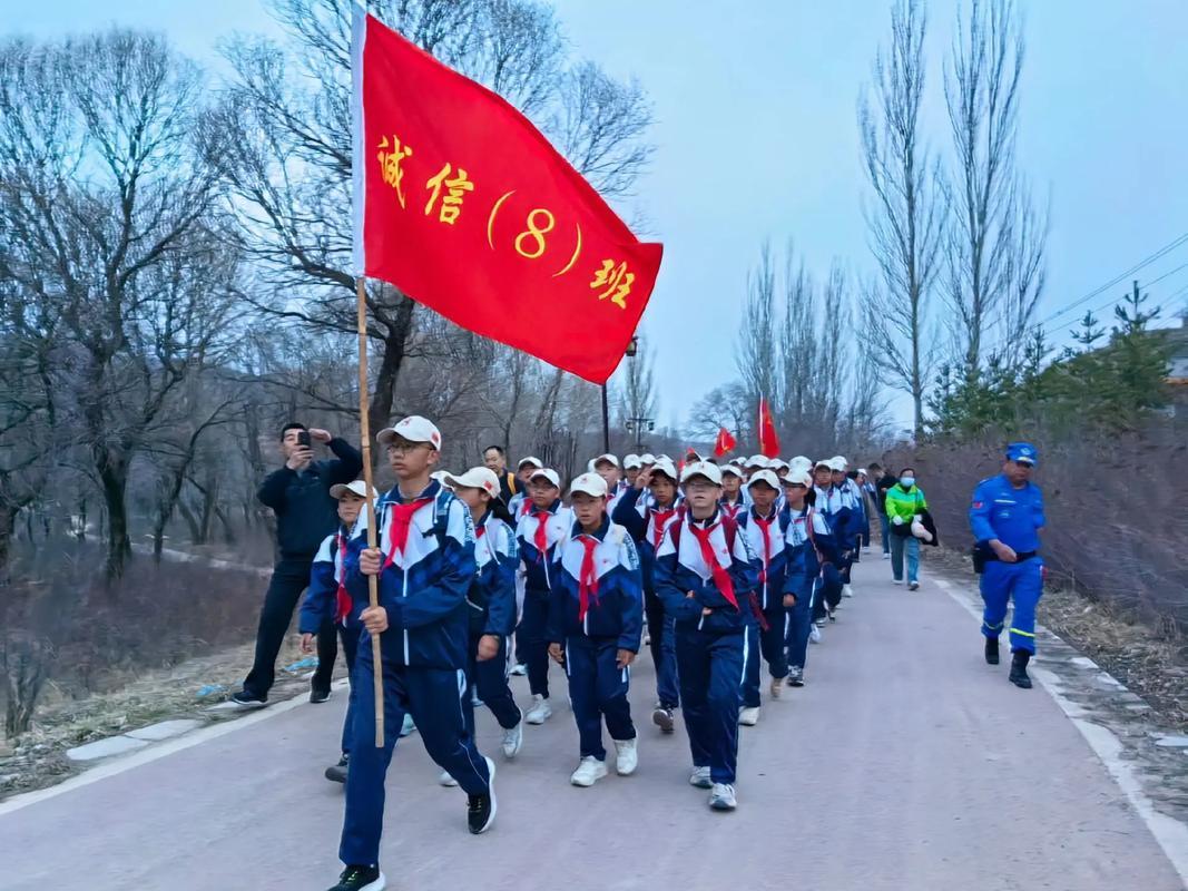 宁夏固原三千师生徒步祭英烈：红旗漫卷的红色传承

被宁夏固原的三千名师生感动了，