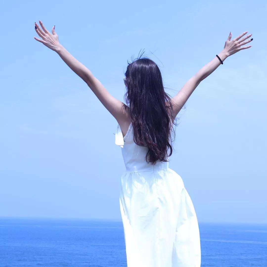 自由飞翔，享受海风轻抚的瞬间。