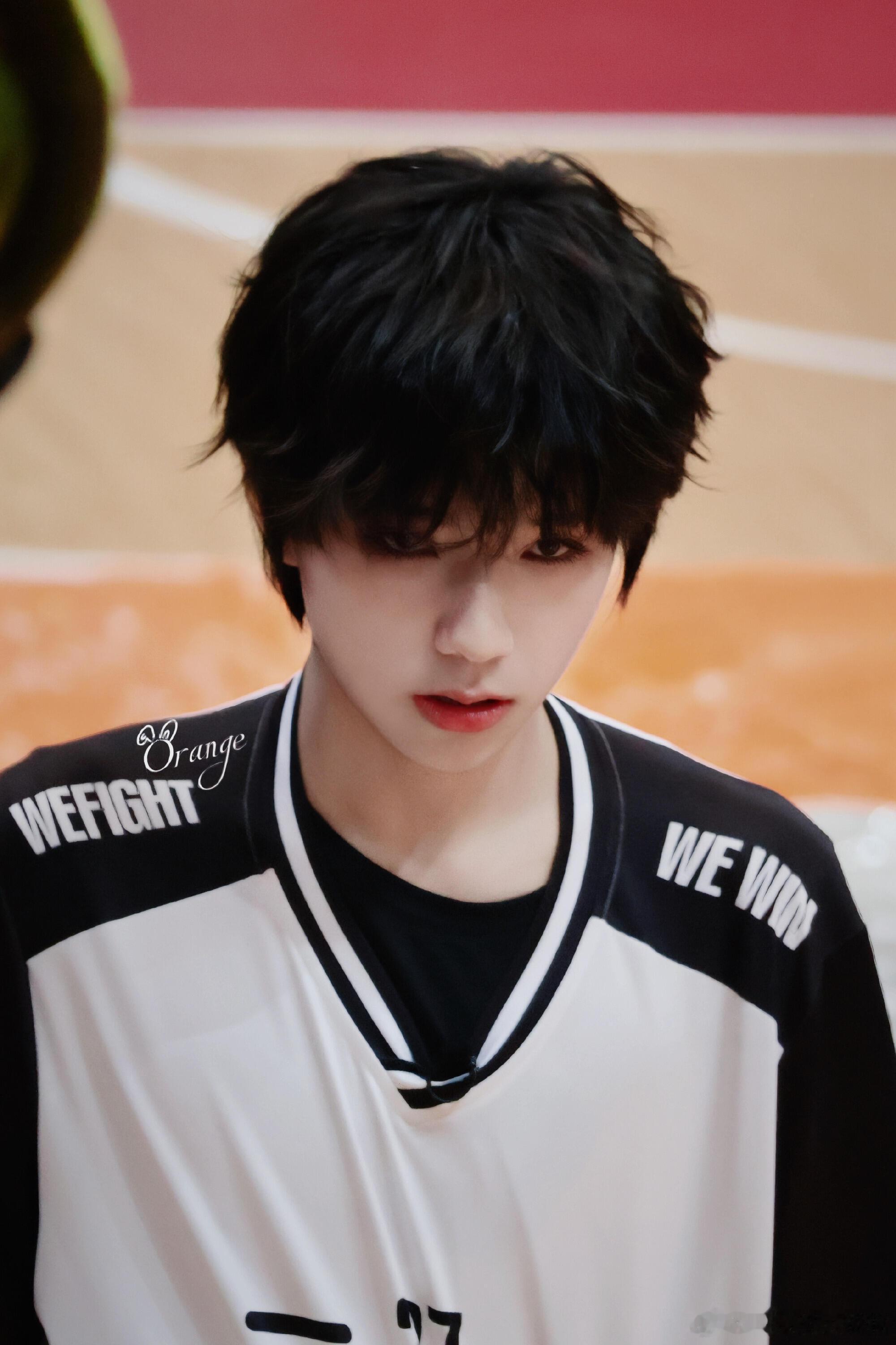 全世界最适合阴湿男鬼塑的人来了16岁的王橹杰就这样轻轻的变成了神 