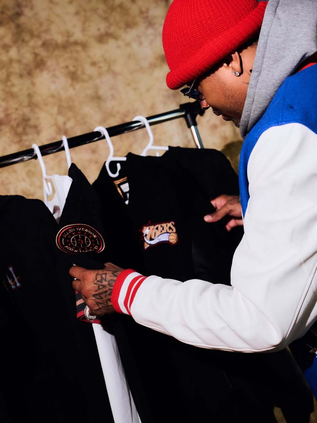 Essentials与76人队、名宿阿伦·艾弗森最新联名的服饰今日正式亮相！VJ