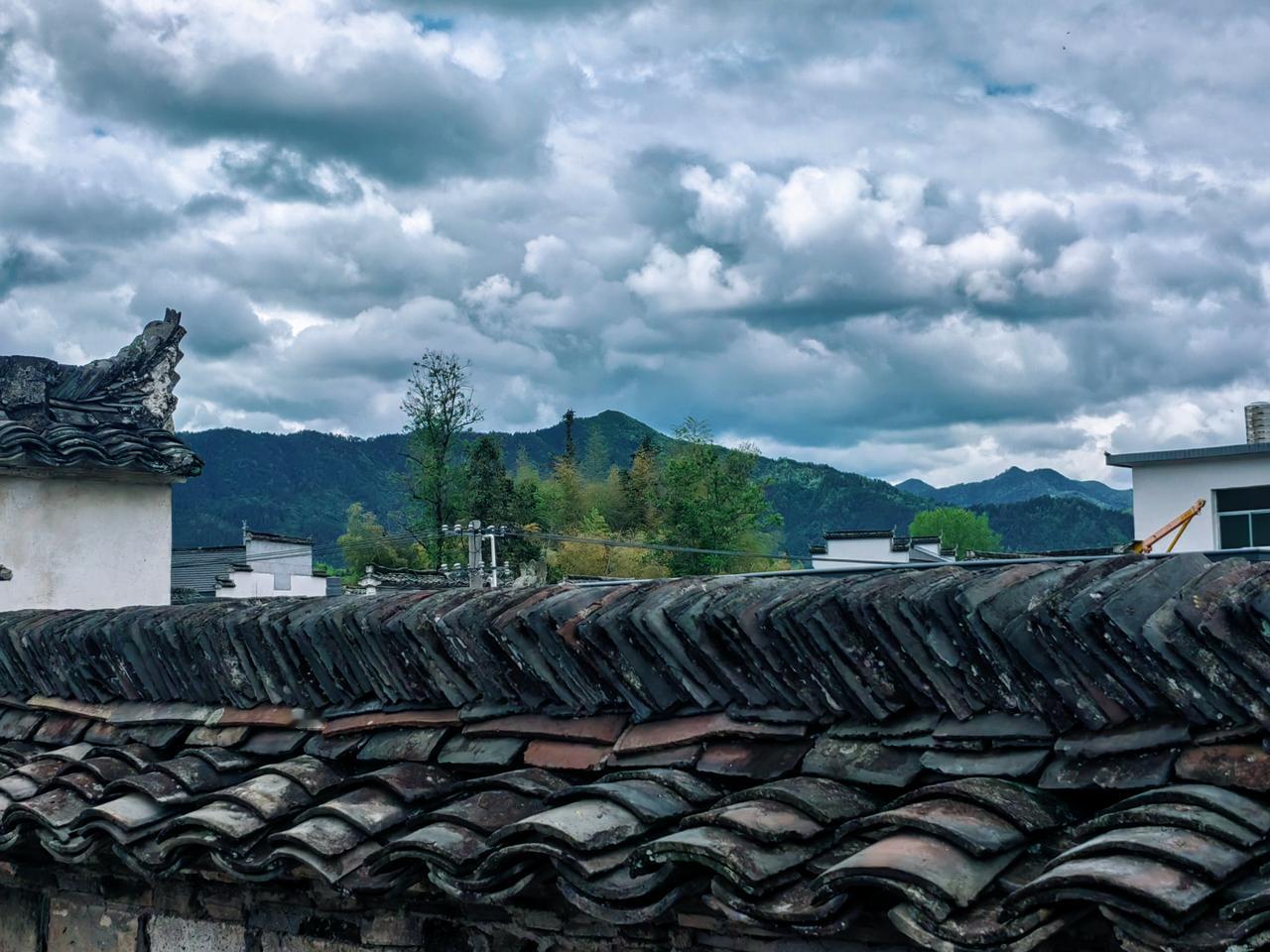【原创】
皖南黟县，今日屋顶上的云……