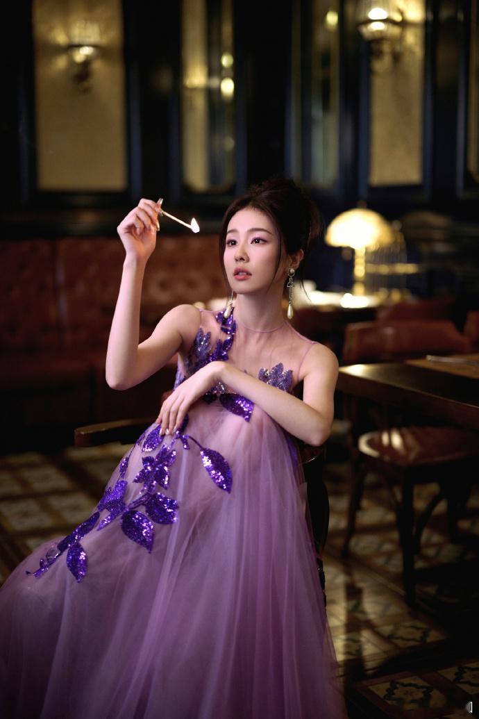 #白鹿鸢尾蝶紫裙##白鹿紫蝶纱裙#白鹿的这一身紫裙，尽显高贵与优雅。鸢尾蝶的装饰