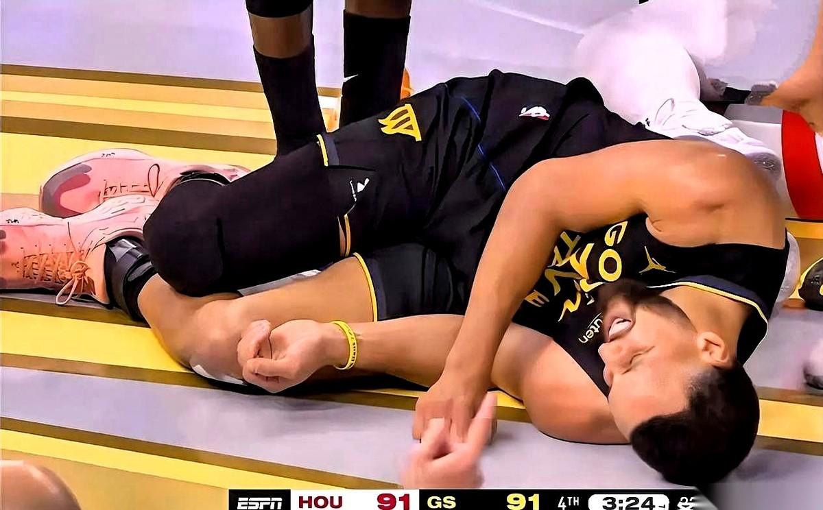 又是一瘸一拐，又是那个熟悉的背影。
看到库里下场的时候，那个表情，我心一下就揪紧