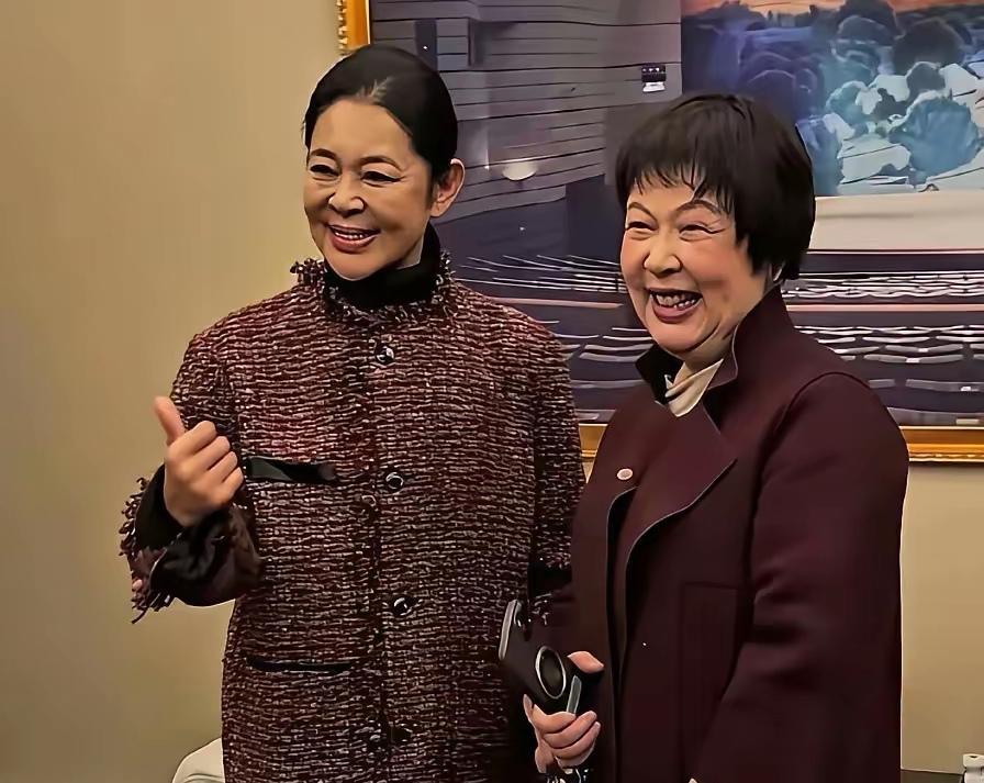 女主持退休变化最大的两位，很多人都认不出来了。曾经在荧屏上给千家万户带来欢乐，留