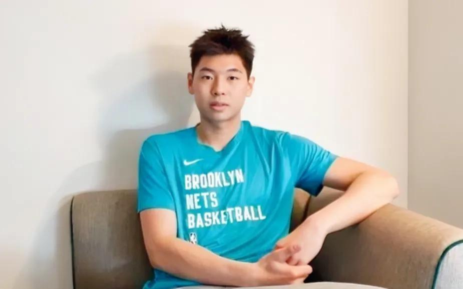 崔永熙分享了一些对比CBA和NBA的看法，话题触及到了几个关键点。
首先，在参加