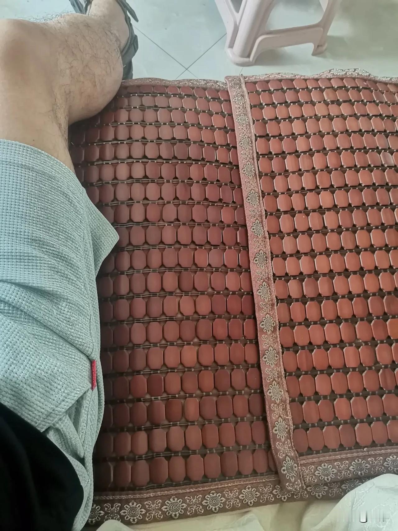 最讨厌这样的沙发，大腿短的根本没法坐，要么弓着腰坐，要么就这样小腿半搭着，要想腰