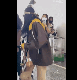 刘浩存 不要踩我鞋因身后代拍或粉丝贴身过近，不慎被人踩到鞋子。她没有显露丝毫不悦