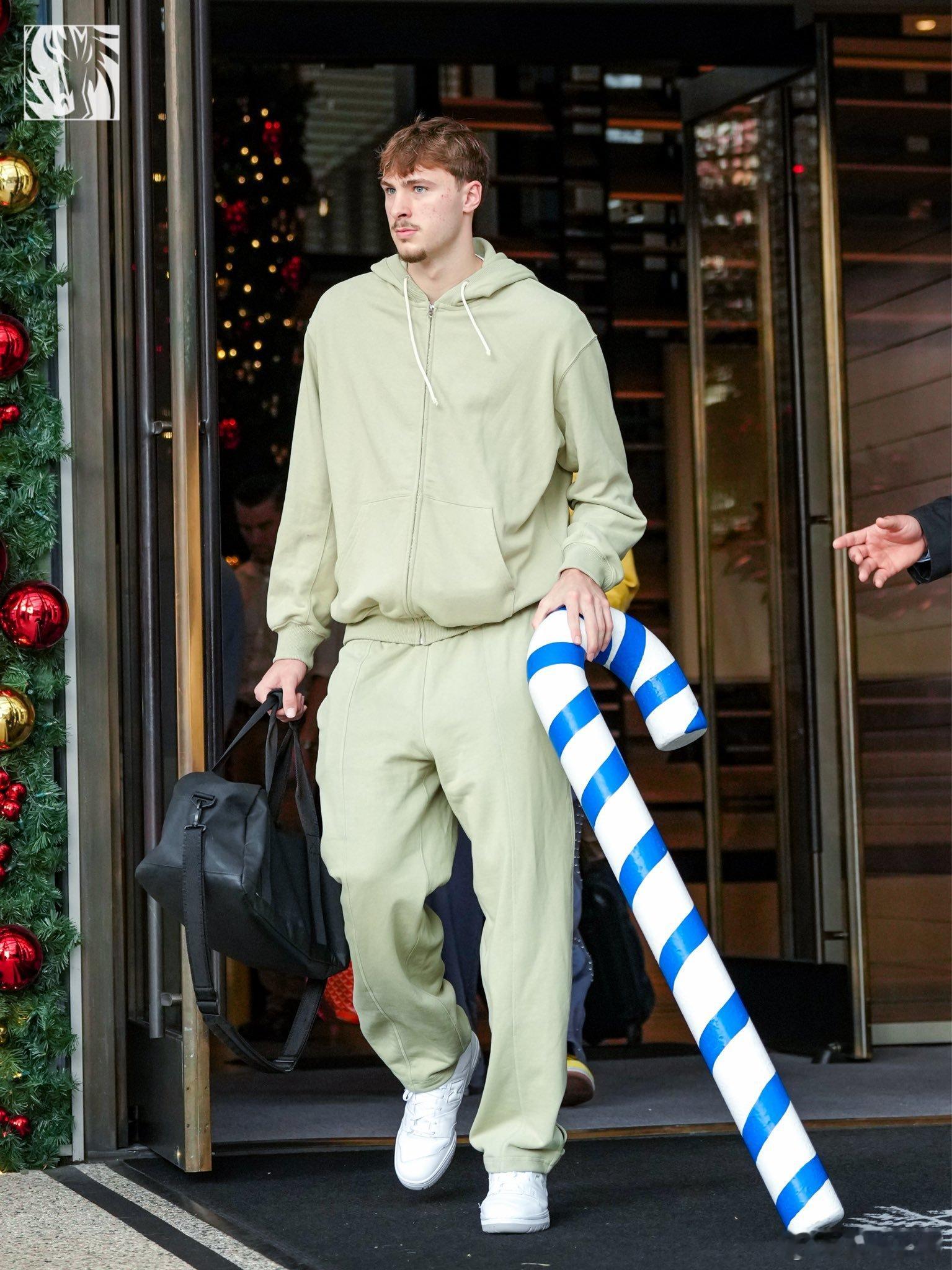 MFFL 对阵鹈鹕的首发阵容出炉。内姆哈德、马绍尔、弗拉格、PJ华盛顿、戴维斯。