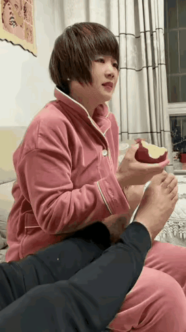 这个女人这是有多爱这个男人呀！！就这样也不生气？？