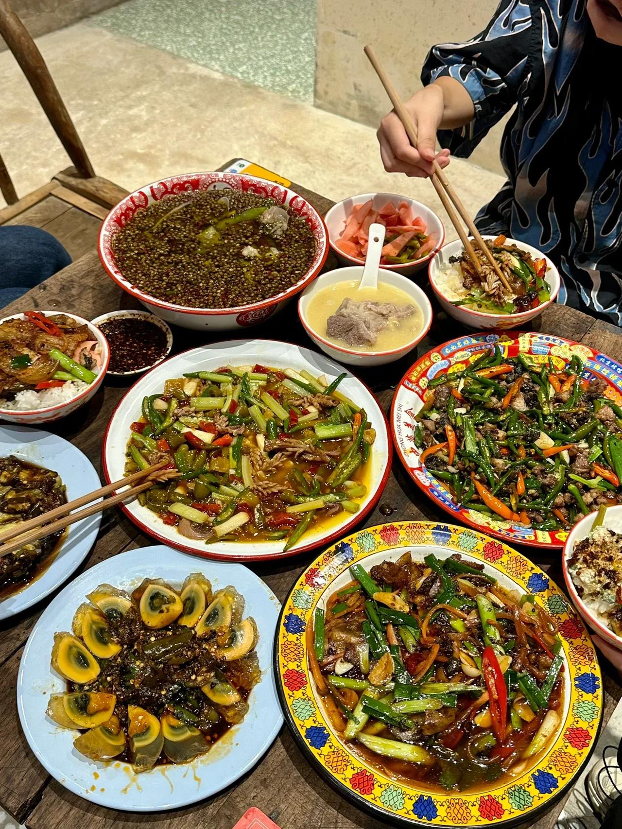 还得是跟着重庆本地人去吃！！终于没踩雷了…


这家店没有三碗饭根本出不来！！各