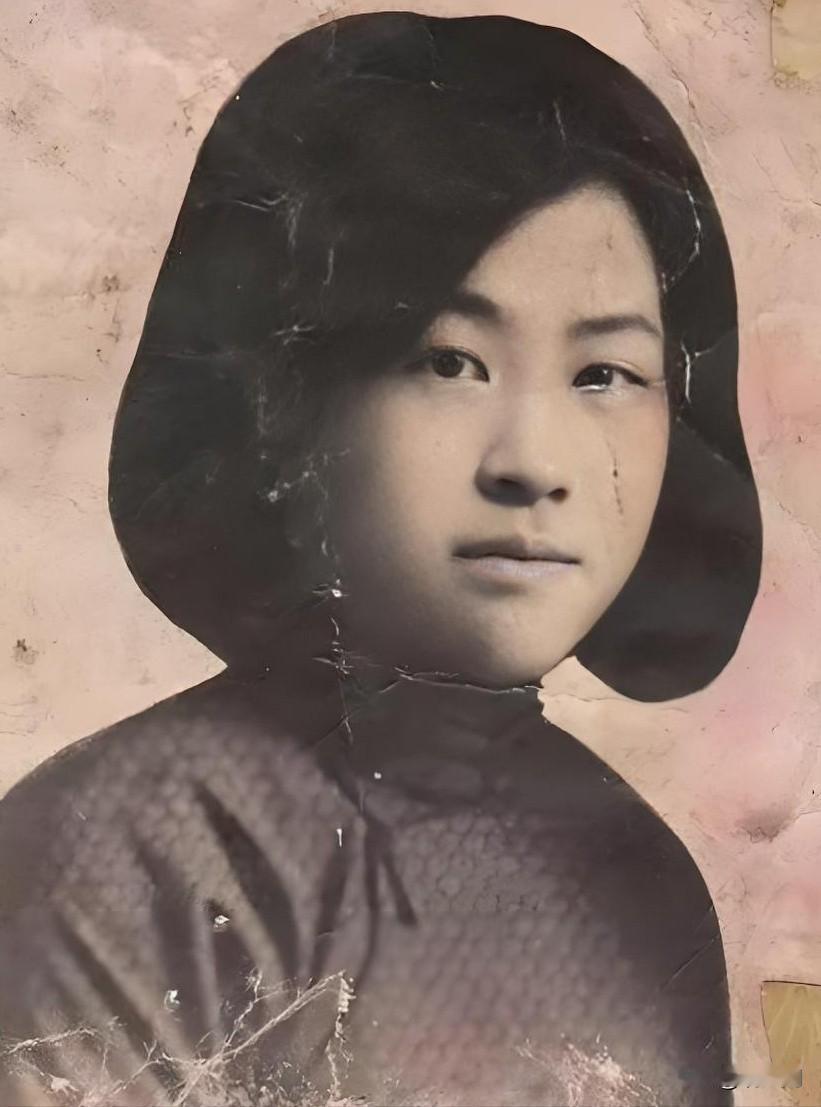 1938年春，佳木斯。20岁的张宗兰在伪县公署当文书，真实身份是地下党员。日伪发