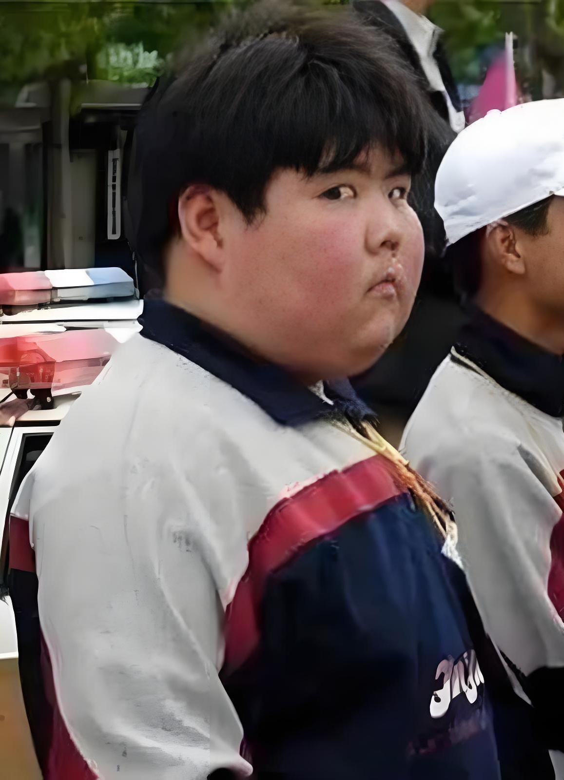 20多年前，
 
因为一张照片爆红网络，
 
他就是“网红小胖”，
 
网红小胖