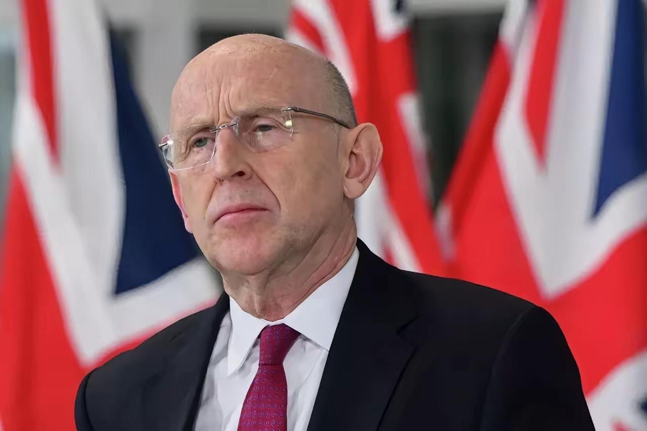 英国国防大臣差点无法返回英国。

就在这两天，英国国防大臣约翰·希利坐飞机从爱沙