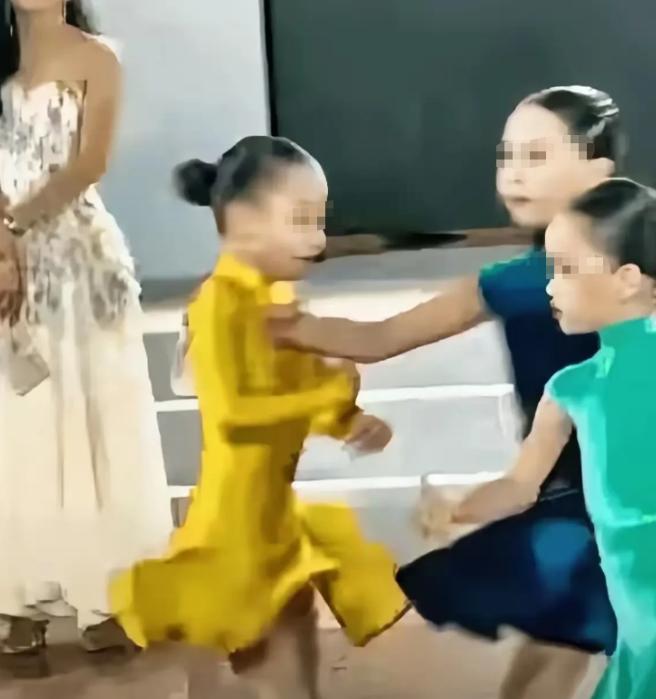 深圳拉丁舞赛场推人事件处罚结果公布：蓝裙女孩第三名成绩取消，禁赛一年！据了解，两