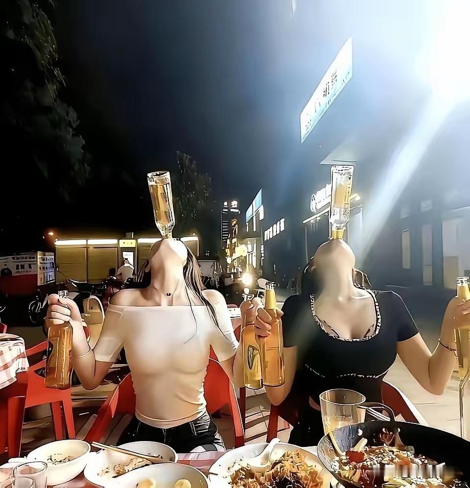 夜晚的街头，两位美女举杯畅饮，享受美食与美酒的完美时光。🍻🍜✨
