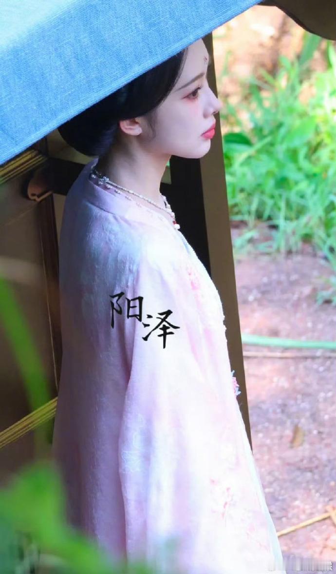 孟子义尚公主第一套造型孟子义暮晚摇粉色唐装 孟子义首套造型超可！粉色唐装尽显温婉