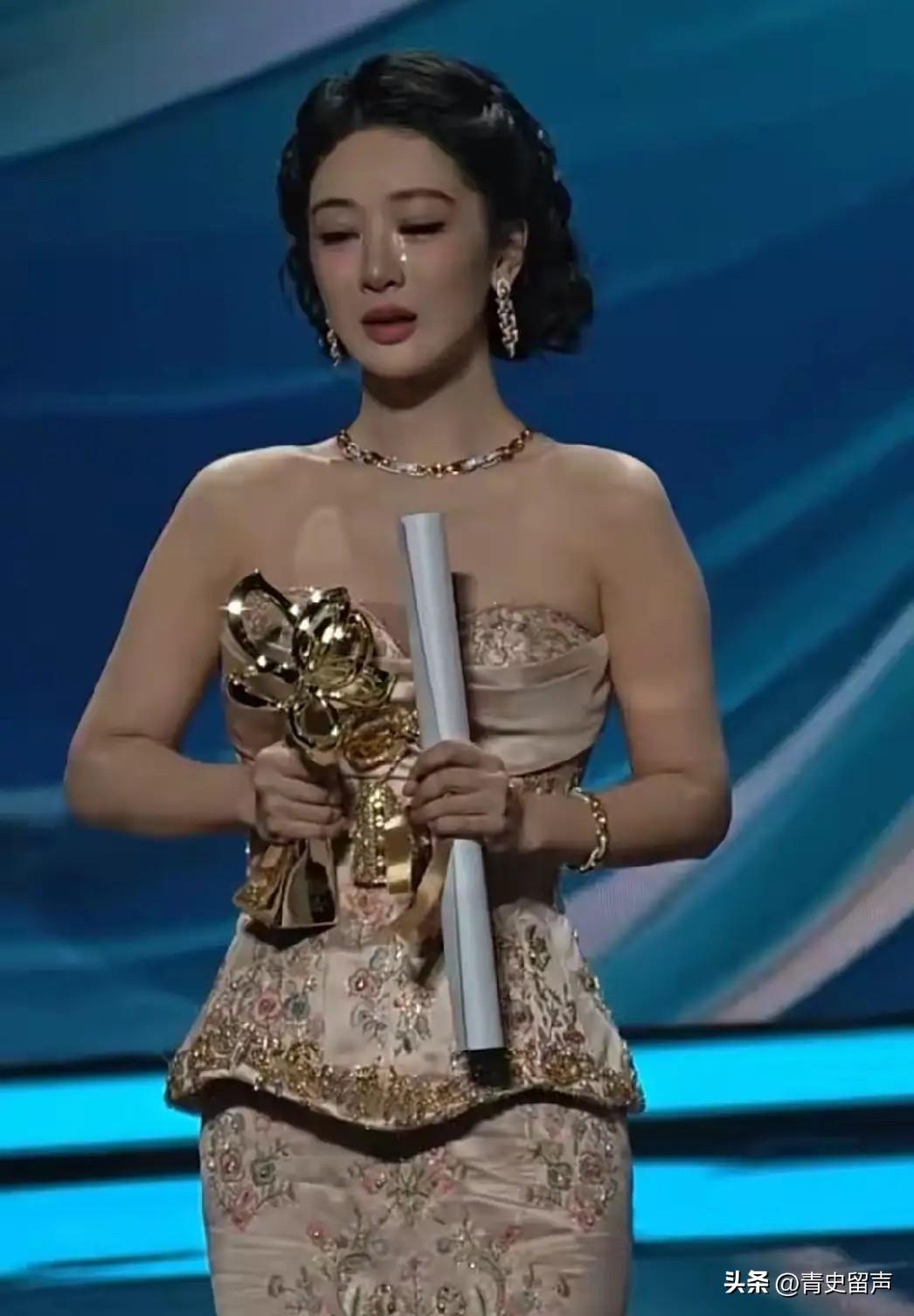 承认吧，多读书就是有用！
不信你看杨紫，在白玉兰获奖里的采访，
我原本以为她只是