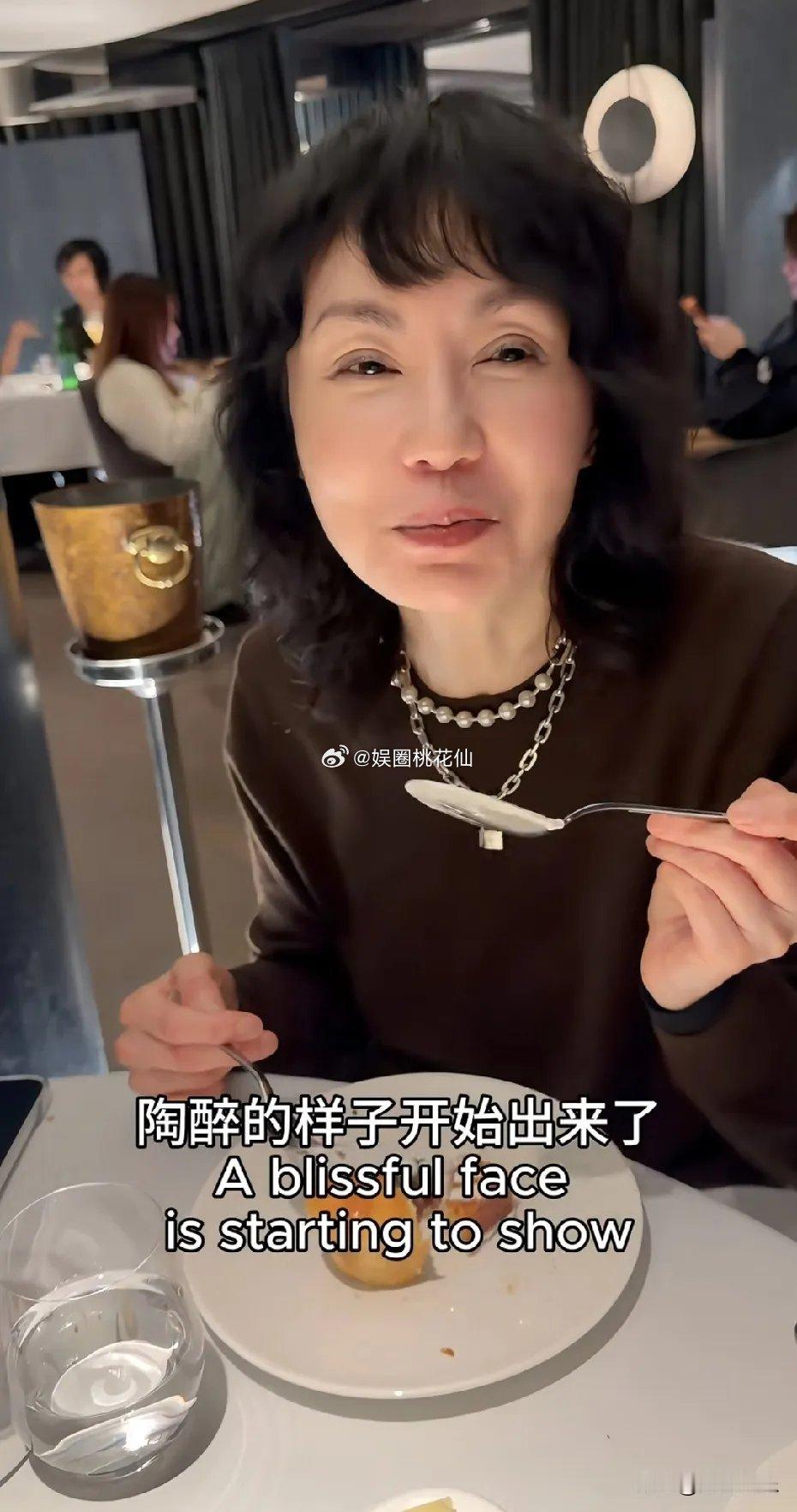 没想到62岁的张曼玉都这么老了，她真的不适合烫这种全卷的鸡窝头，一副大妈的样子。