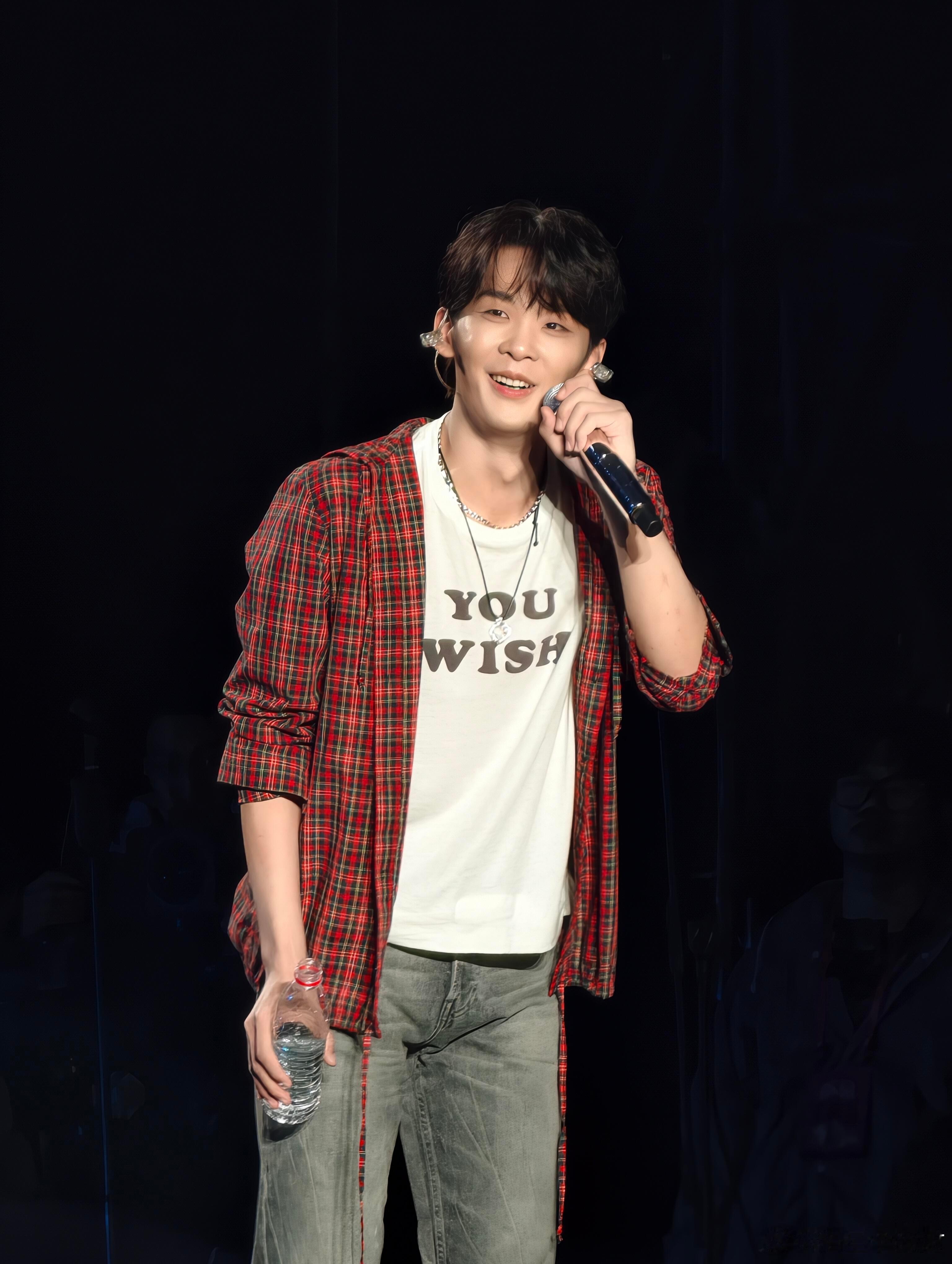 王赫野讲故事分不清真假别人直播要礼物，他直播要信任。讲完一个故事，弹幕分成三派：