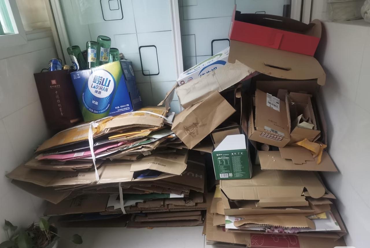 收废品的老头称了我家60斤纸箱，18块钱，我帮他搬下楼，结果他记岔了非说没给钱，