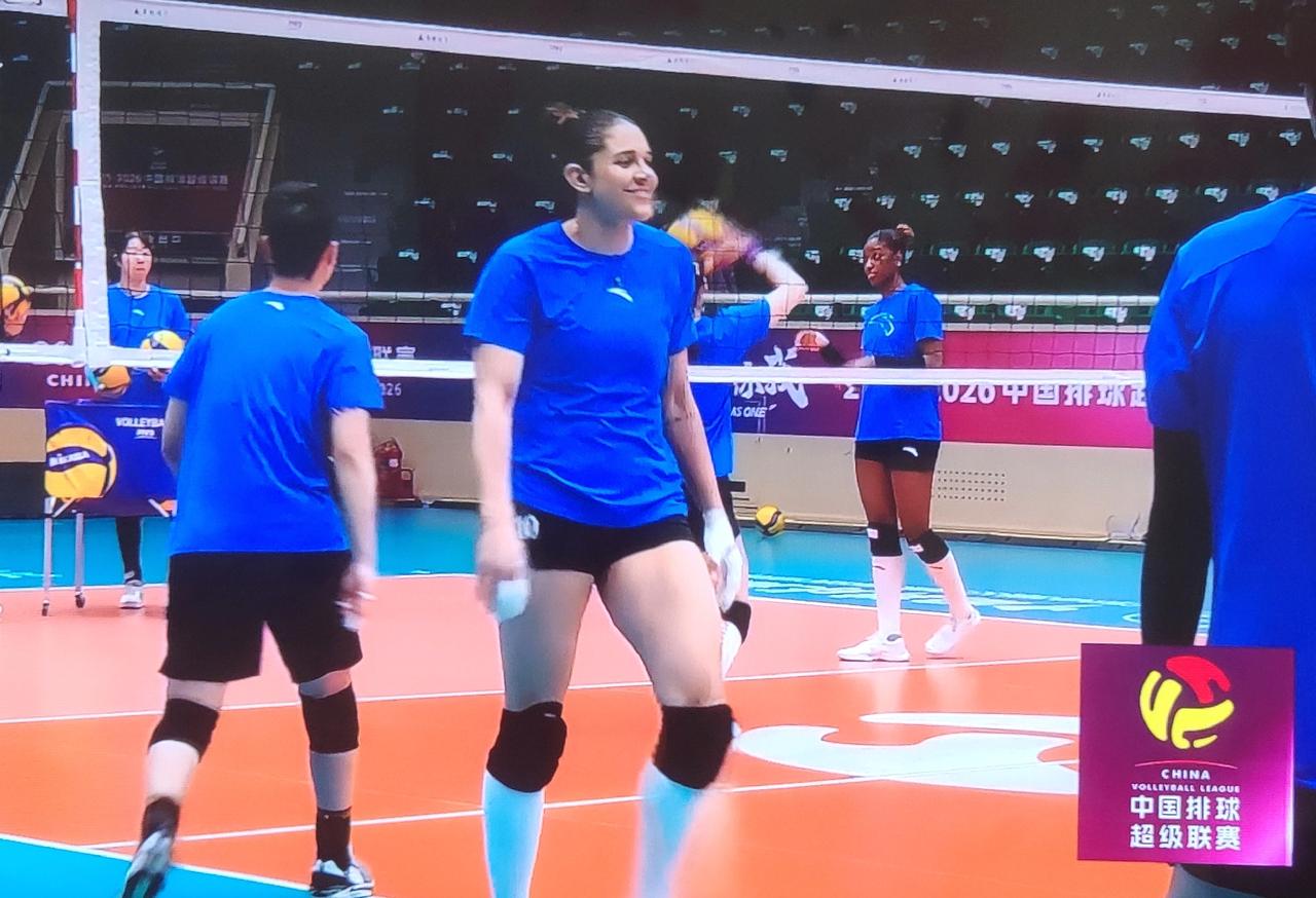 天津女排河南女排今天适应正式比赛场地！季后赛第三场比赛明天晚上七点开始，天津女排