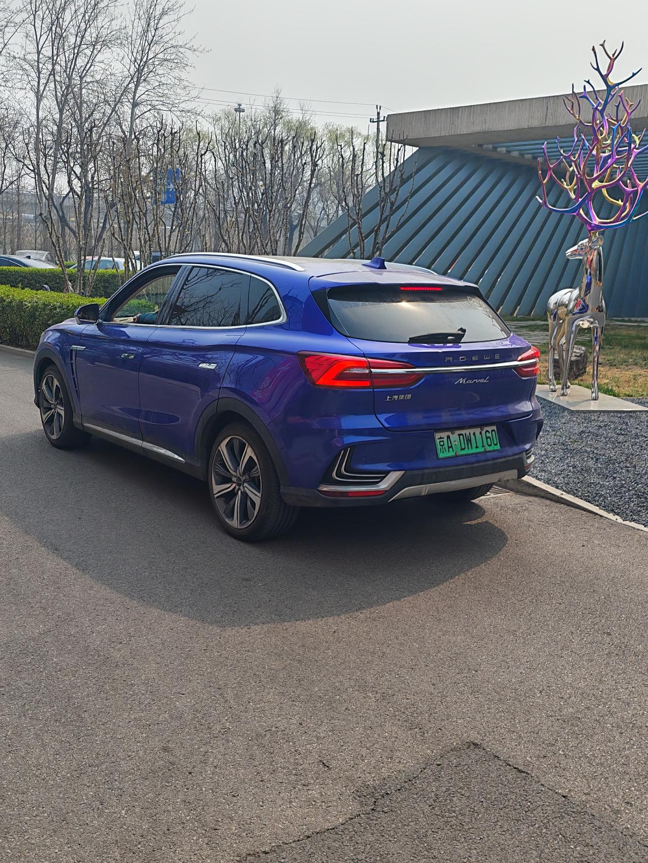 竟然抓到一台荣威漫威X。当年算是高端网红电车，售价30左右，300多公里续航。