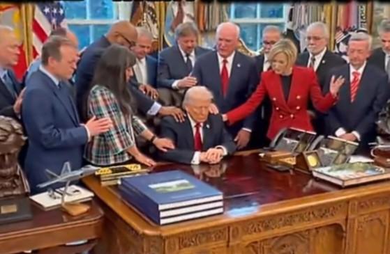 当地时间3月5日，美国总统特朗普在白宫椭圆形办公室邀请众多牧师们为自己及参加对伊