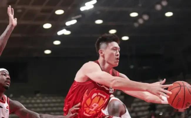 攻防一体！周鹏全场13中7，砍下20分6篮板1助攻4盖帽

12月3日消息，CB