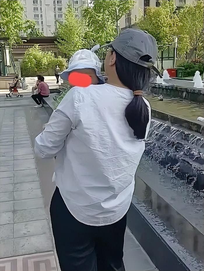 世间最幸福的的事。
小宝宝四个多月了，奶奶抱他第一次出门看世界。年轻的奶奶和邻居