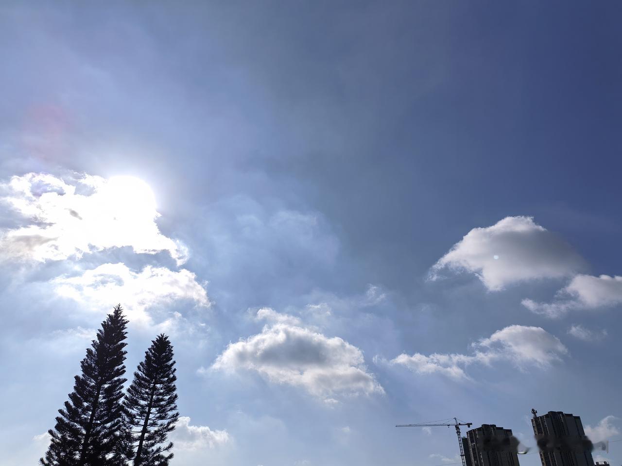 雷雨渐频，炎热不减！超35℃高温来袭，广东多地发布高温预警！网友戏称：又是熟悉的