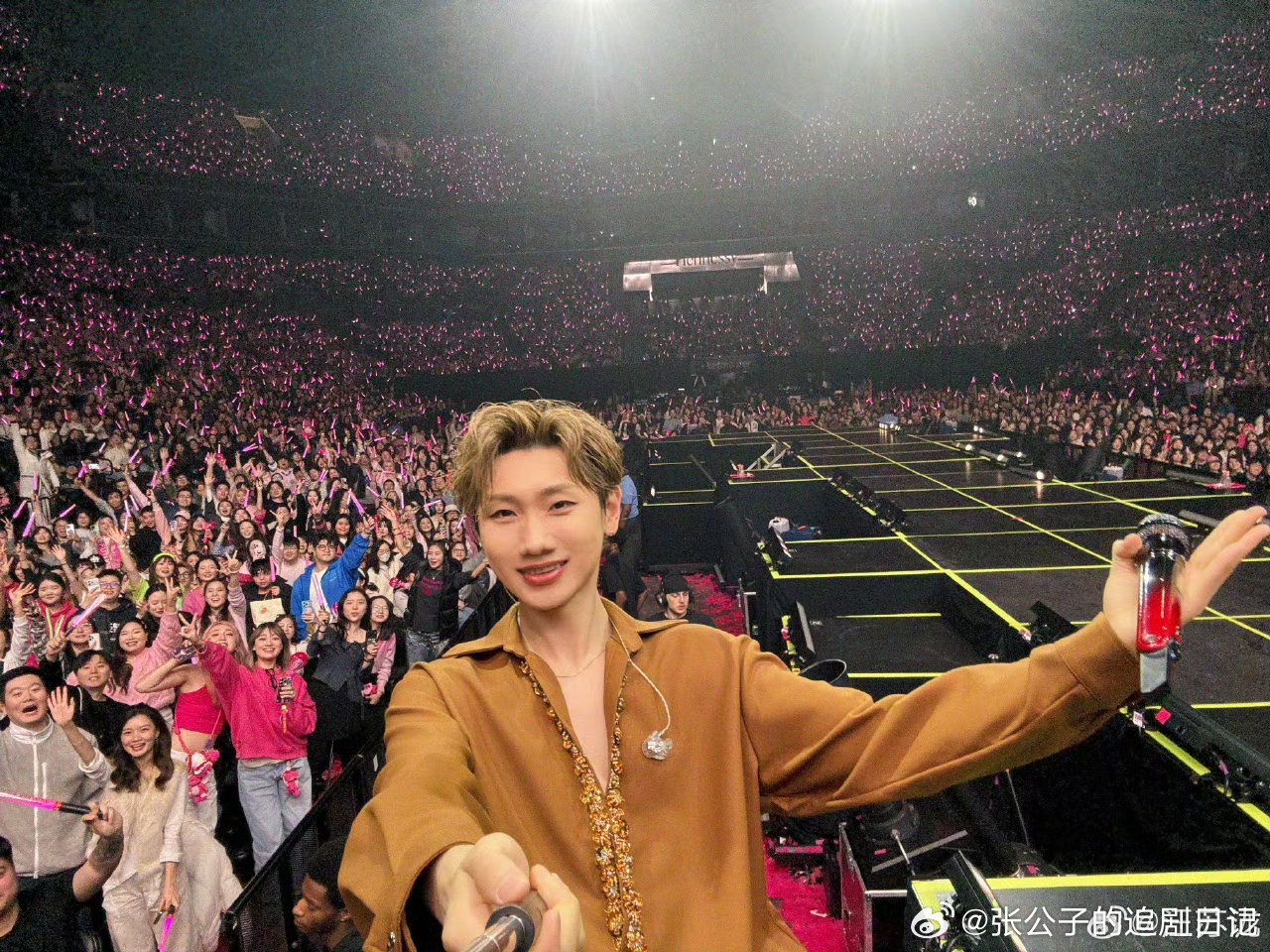 汪苏泷你没按格式汪苏泷也太有梗了吧，完全不按套路出牌。别人都规规矩矩，他偏要自由