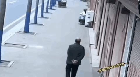 监控里这幕直接看愣了！大爷散步时随手一捞，竟从危险里抢回个婴儿——哪是什么“前世