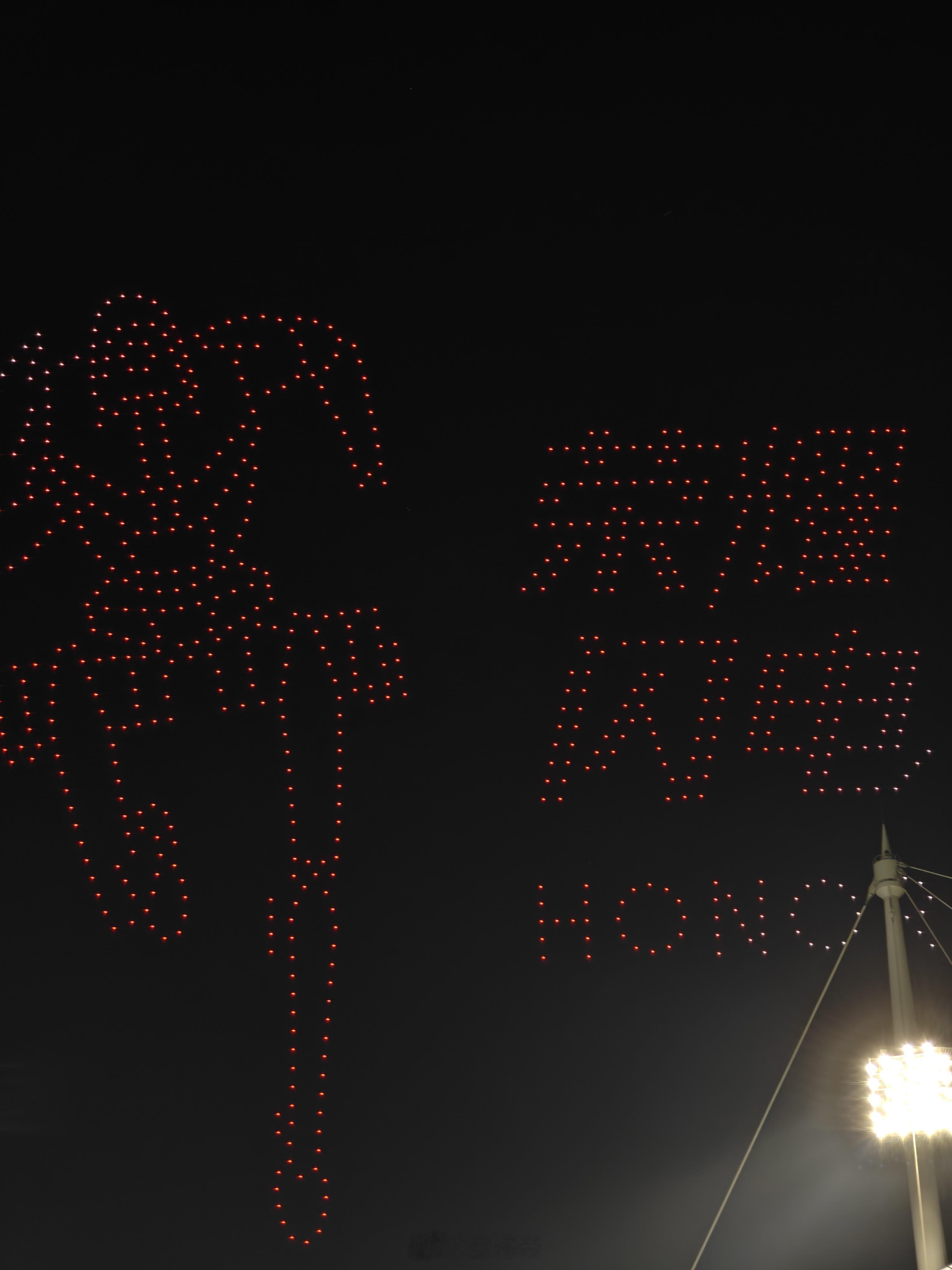 今晚苏超现场是真热闹，荣耀这波“机器人天团”空降有点意思。闪电大圣一出场直接把连