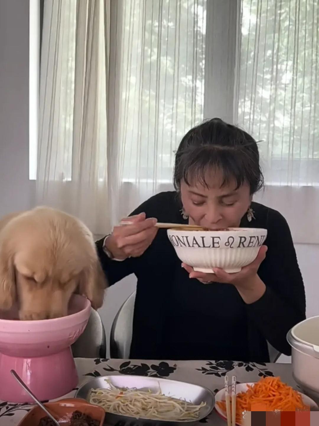 看到这个画面，就知道李勤勤老师是个非常善良的人，听说她还救助流浪猫狗，能善待毛孩