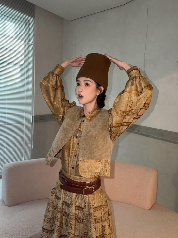王玉雯这次立秋上新的游牧复古大片太绝啦！以往她都是清甜少女模样，这次直接跳出固有