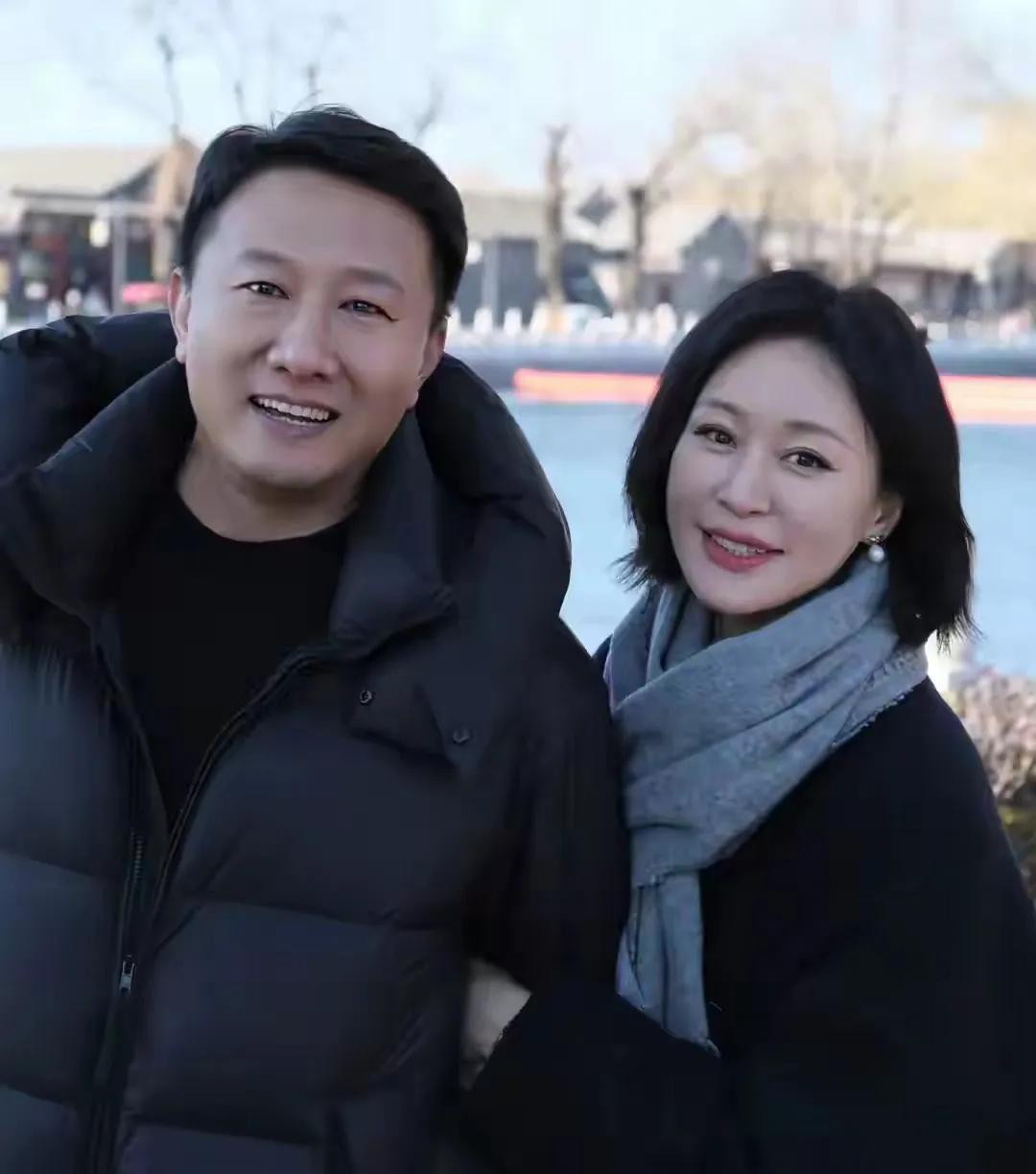 这俩人竟然是两口子，看着都挺脸熟，却叫不上名字。

可能是因为他们太低调了，
他