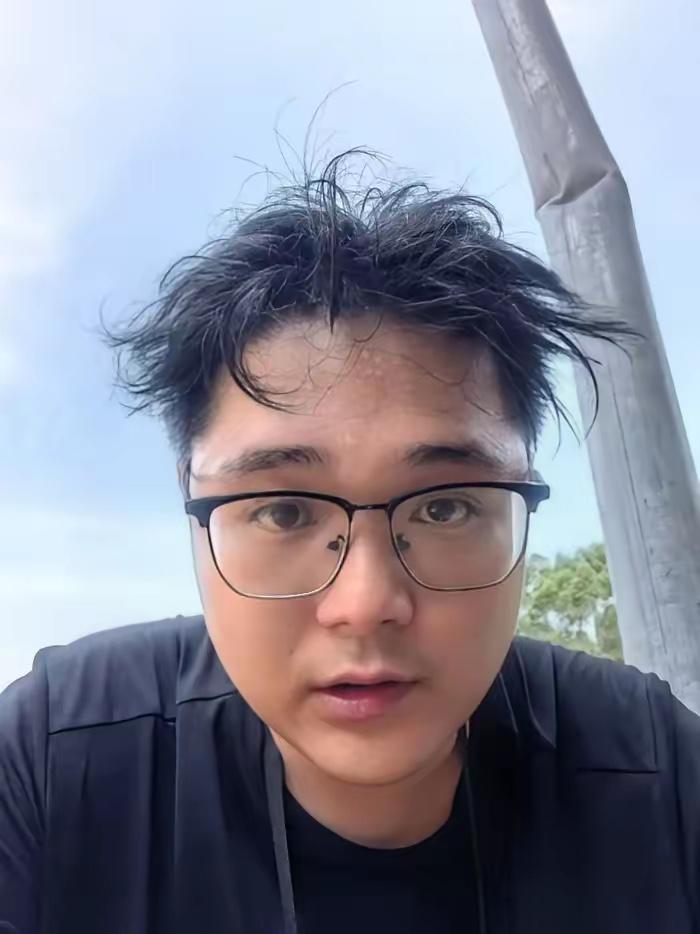 心疼！家庭独生子党鑫蕊，四川成都本地人，中国铁路成都局眉山东站综控员，日常管车站