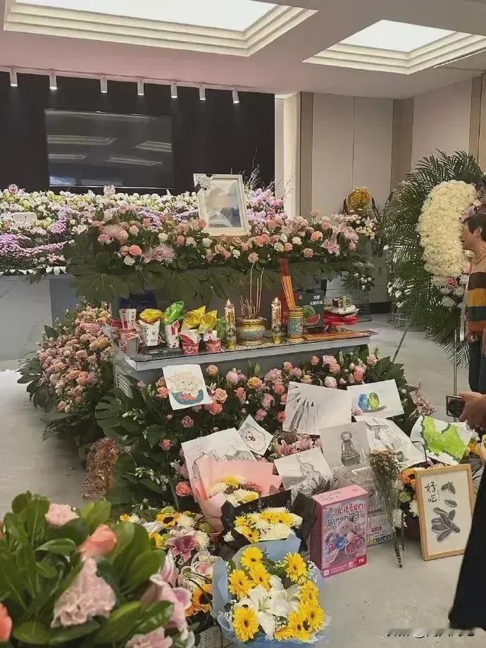 #殡仪馆回应市民为南通去世女孩送花#这些花，一方面表达对小女孩的哀悼，心痛，另一