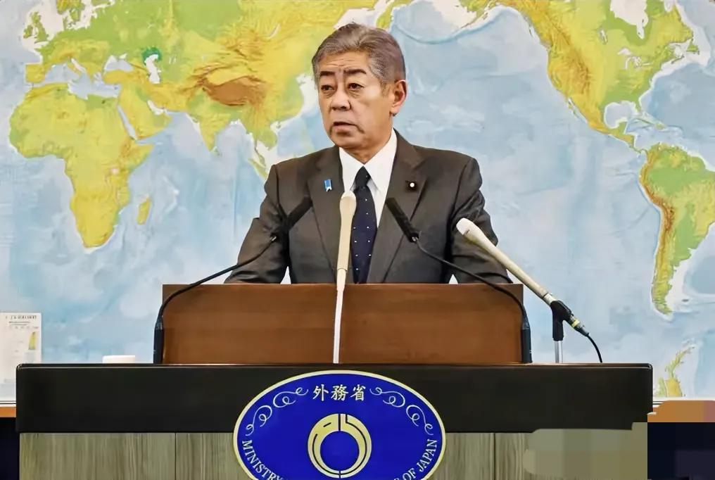 日本首相石破茂释放友好信号，里头有三个因素。
 
12月25日，日本外相岩屋毅应