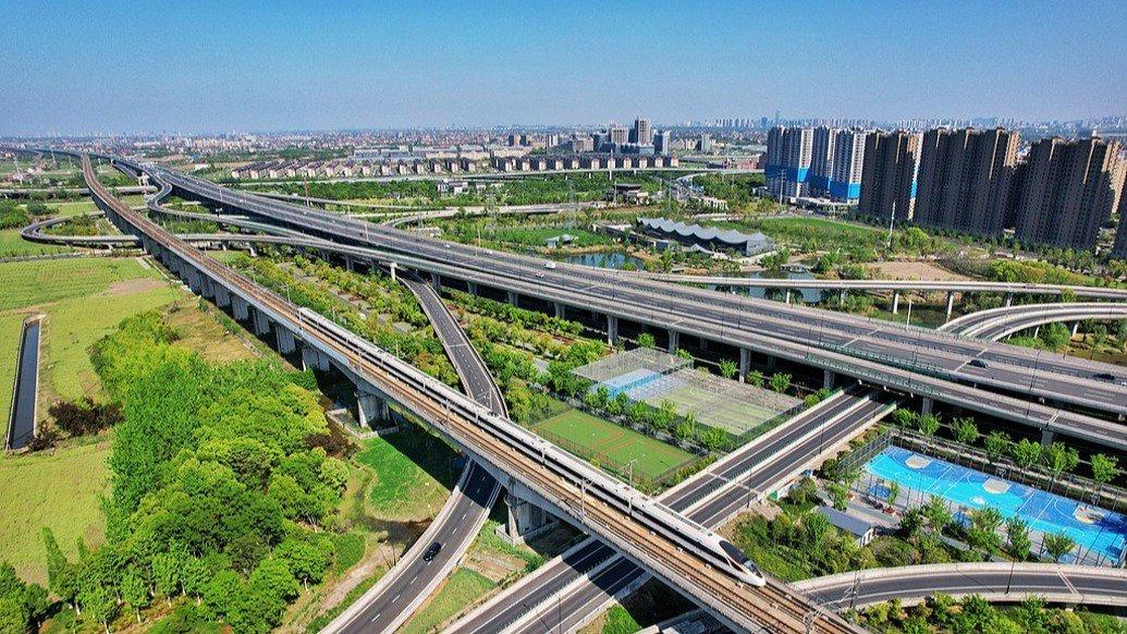 曲靖网民向云南省委书记反映关于沪昆铁路曲靖段绿化带建设

✍📩2月1日云南曲靖