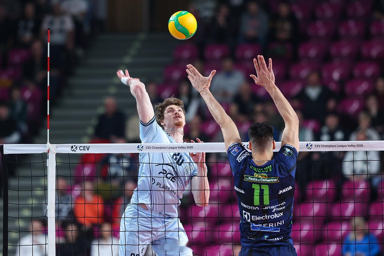 【尼科洛夫19分 男排欧冠奇维塔诺瓦客场3比0华沙】北京时间22日凌晨，2026