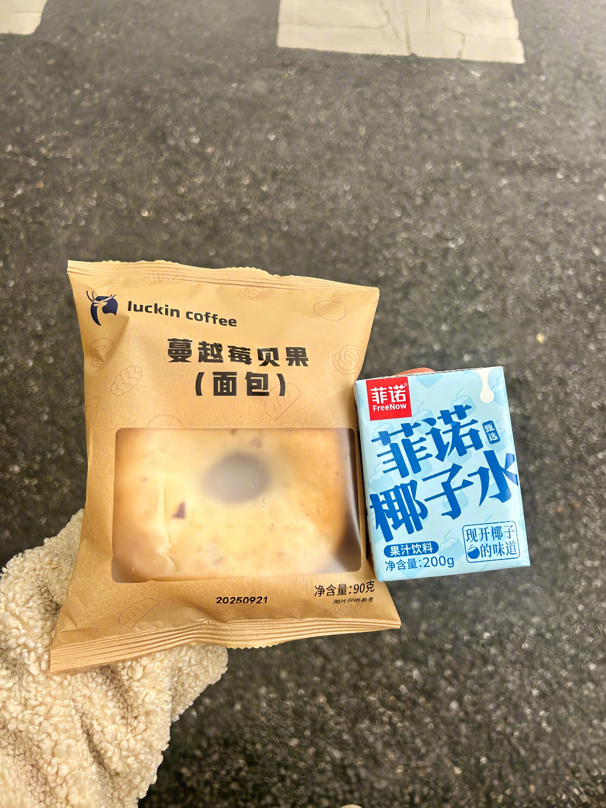 生活不需要马不停蹄追赶慢慢走 才能接住藏在日常里的温柔幸福从不是“必须达成什么”