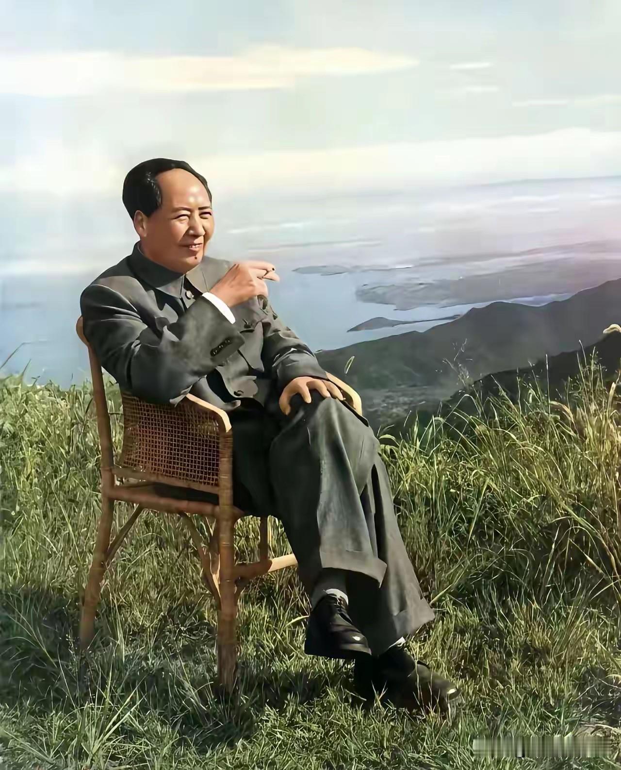 这张经典照片拍摄于1961年，江西庐山，是毛泽东同志在庐山山顶的留影。
伟人坐在
