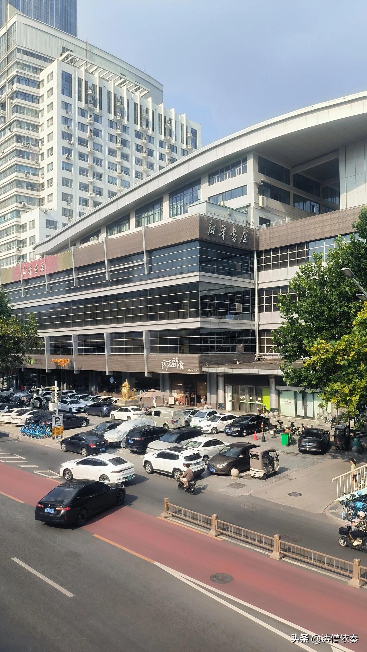 避暑好去处！保定新华书店一座难求

逛保定朝阳大街新华书店，发现里面阅读区的座位