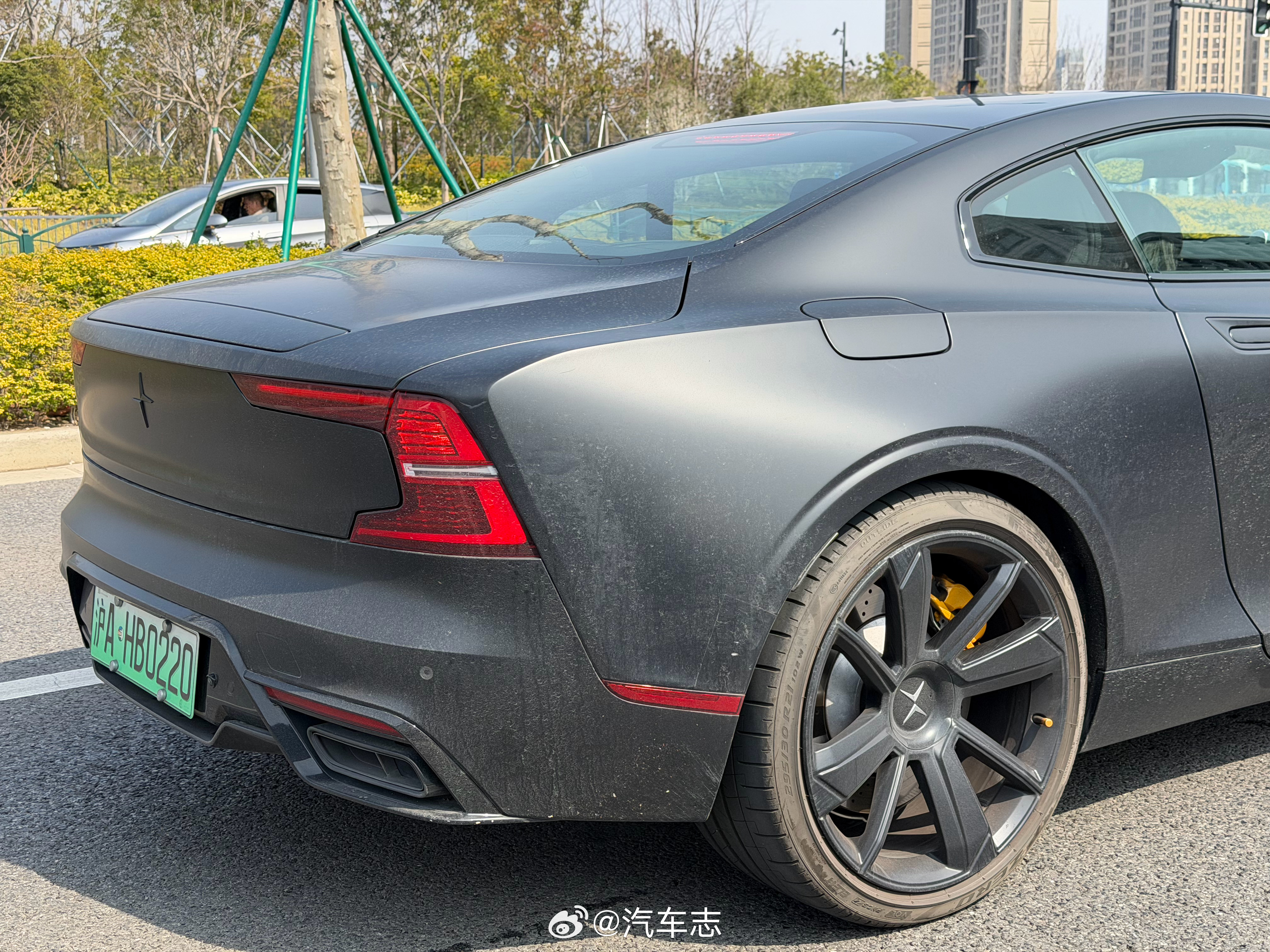 当年指导价145万的纯电跑车极星1，能见到野生的实属罕见，花大价钱的车主是真爱啊