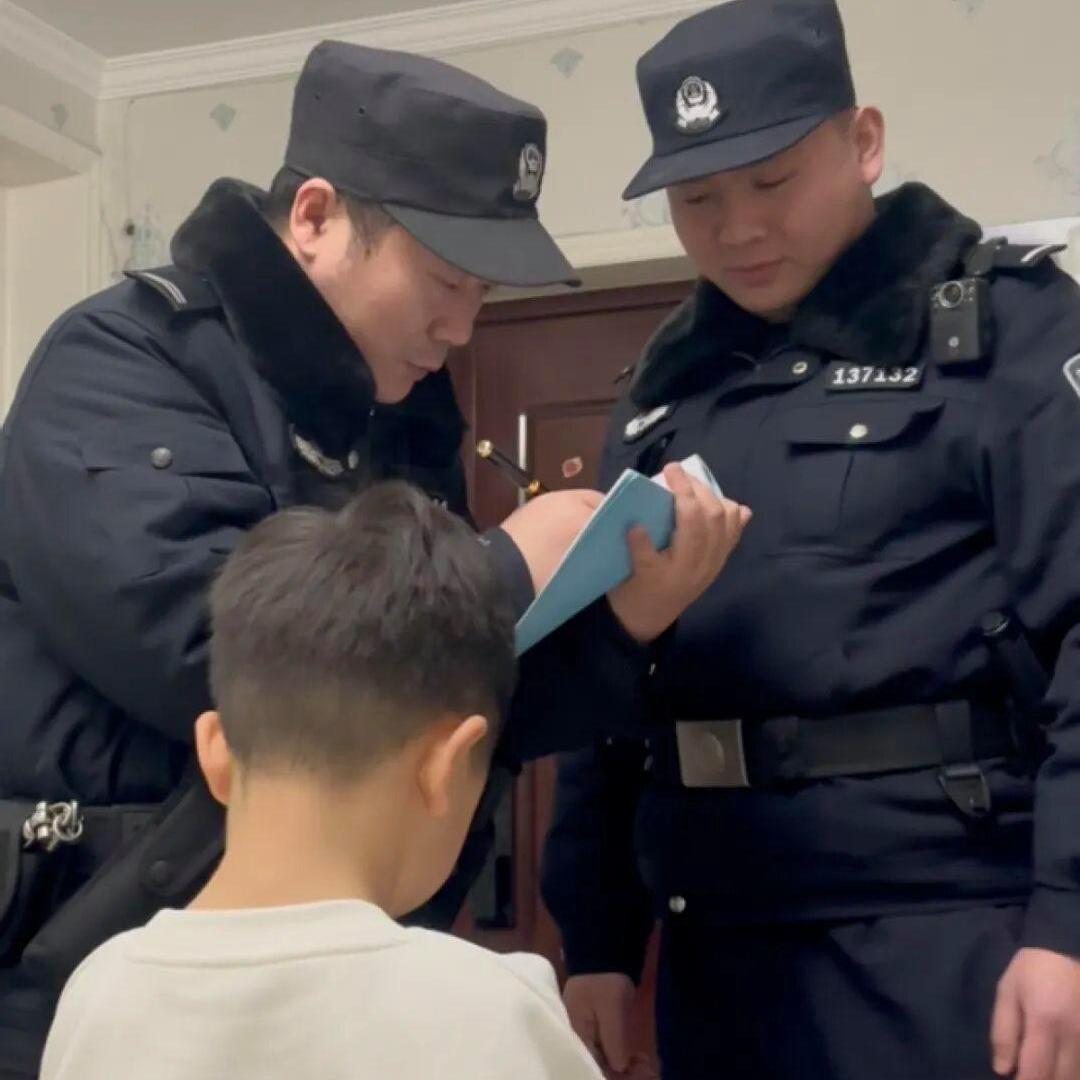 河南6岁男孩报警抓妈妈，民警上门憋笑处置太可爱！
 
河南焦作6岁男孩，因写作业