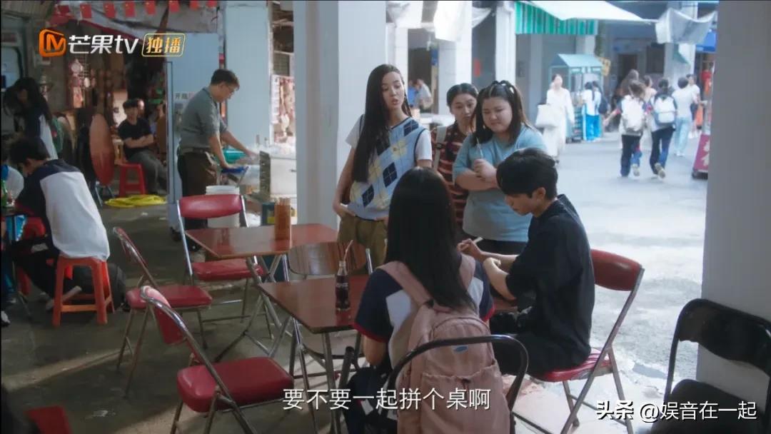 在东莞拍摄的电视剧《野狗骨头》终于上映了，东莞街坊一边看电视剧一边在寻找那些东莞