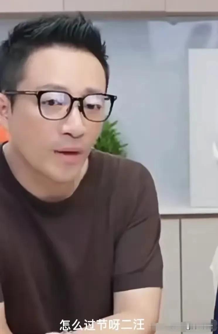 信不信
只要汪一天不退网

他对孩子的话题
就永远不会停止

网友问他

二汪怎
